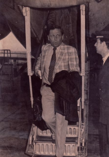 Omer oefende zich in 'nonchalant fluiten' zodat de douane hem zonder controle van de bagage zou laten passeren. Helaas...